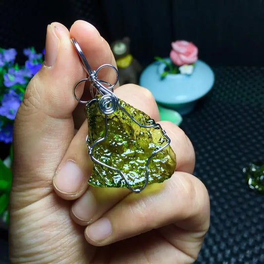 10-20g Quality Natural Moldavite Green Aerolites Crystal Stone for Pendant Energy Apotropaic Czech Meteorite Mineral Specimen